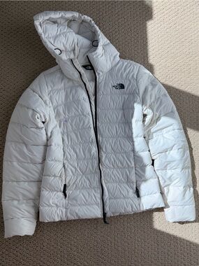 The North Face Women's White Quilted Puffer Jacket with Hood